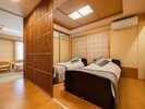 【本館十楽棟】和洋室(バリアフリー):2床のベッドがある洋室と、お部屋毎に異なる1室をご用意。