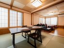 【本館十楽棟】和洋室(バリアフリー):3部屋のうちの1部屋。車イスのままでも皆様での団欒が可能です。