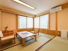 【本館十楽棟】和洋室(バリアフリー):全体的に木のぬくもりと和の色合いを基調にしたお部屋に。
