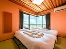 【本館十楽棟最上階】和室(ベッド付き):2間続きのお部屋の1室に2台のベッドを設置しております。