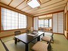 【本館十楽棟】和室(スタンダード):10畳の「本間」+「広縁」のお部屋の一例。