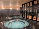 【ガーデンサウナ】冷水浴槽はもちろん、露天風呂、外気浴用に「ととのいチェア」もご用意。