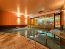 【大浴場:木もれ日の湯】内風呂:木造り空間の大きな大浴場にてゆっくりとあわらの湯をお楽しみください。