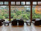 【エントランスロビー】ロビーから見るお庭。秋の紅葉を眺めながらのんびりお寛ぎください。