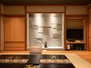 【庭園付き離れ松風庵:曲水】客室露天風呂付き:床の間の壁面は貴重な笏谷石を用いております。