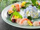 【夏のお造り盛り合わせ一例】この年、この時、この瞬間、地物と鮮度にこだわっています。