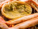 焼き蟹(一例):ハサミの部分と濃厚な味噌を焼き蟹でお召し上がりいただけます。