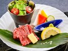 若狭牛ステーキ:明治時代から食されてきた、きめ細やかな刺しと上質な旨味が人気の秘密です。