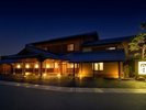【伝統旅館のぬくもり灰屋】夜の玄関。和風旅館のしっとりとした趣と明治の雰囲気を再現いたしました。