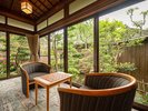 【庭園付き離れ松風庵:朝陽】客室露天風呂付き:大きな窓から四季折々の表情を見せる庭園が望めます。