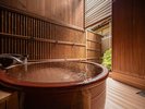 【庭園付き離れ松風庵:朝陽】客室露天風呂付き:源泉を引き込んだ陶器製の露天風呂はいかがでしょう?