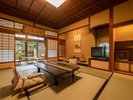【庭園付き離れ松風庵:菊水】和室:北前船の朱塗りの船底天井の一部を移築したお部屋です。