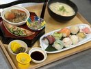 1泊3食の夕食の手鞠寿司と粕汁、京のおばんざい風小鉢