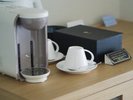 ホテルの客室に備え付けられたコーヒーメーカーとカップ。落ち着いた空間で、ほっと一息。