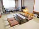 和室10畳)落ち着いた畳の間で寛ぐ、心安らぐ和のひととき。スタンダードタイプ。