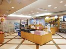 登別ならではの名産品や北海道限定の人気商品が揃う売店。旅の思い出やご家族・ご友人へのお土産に是非。