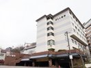 登別温泉街の中心に佇む『ホテルゆもと登別』。和の趣と現代的な快適さを融合させた、心安らぐ温泉宿です