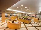 地元の銘菓や特産品、温泉関連グッズまで幅広く取り揃えた売店。
