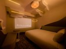 京都を囲む山の稜線を和紙で表現した壁、絵巻物に描かれる日本独特の雲の形を模したライトや飾り棚を配置。