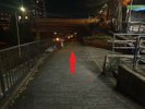 ◇夜_西口◇BJRの高架をくぐってまっすぐ歩きます。