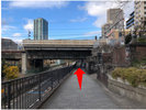 ◇昼_西口◇B高架下に向かって真っすぐ進みます。
