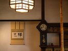 江戸時代から280年もの時を刻み続ける、囲炉裏を構えたロビーは、まさに【非日常】です。