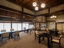 明治時代の「北陸巡幸」の際、御小休に使用された歴史のあるお部屋。ロビーに繋がっています。