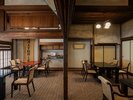 明治時代の「北陸巡幸」の際、御小休に使用された歴史のあるお部屋。ロビーに繋がっています。