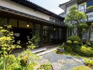 *【中庭】建物、お部屋、庭園の全てが美しい和の空間です。