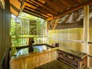 棋聖戦で対局者が泊まられた【紫苑(しおん)】露天風呂とダイニングルームがついたお部屋です。