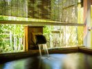 棋聖戦で対局者が泊まられた【紫苑(しおん)】露天風呂とダイニングルームがついたお部屋です。