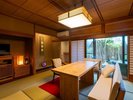 寛ぎの間「橘(たちばな)」10畳+9畳あり、ゆったりとお過ごしいただけます。源泉かけ流し半露天風呂付き