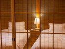 寛ぎの間「橘(たちばな)」10畳+9畳あり、ゆったりとお過ごしいただけます。源泉かけ流し半露天風呂付き
