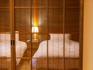 寛ぎの間「橘(たちばな)」10畳+9畳あり、ゆったりとお過ごしいただけます。源泉かけ流し半露天風呂付き