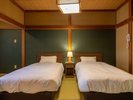 寛ぎの間「橘(たちばな)」10畳+9畳あり、ゆったりとお過ごしいただけます。源泉かけ流し半露天風呂付き