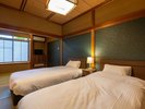 寛ぎの間「橘(たちばな)」10畳+9畳あり、ゆったりとお過ごしいただけます。源泉かけ流し半露天風呂付き