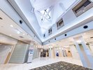 【開放的なロビー】吹き抜けの明るく心地よい空間