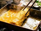 ライブキッチンで出来立ての出汁巻玉子を