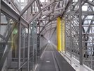 「京都駅」巨大な吹き抜け空間や長い大階段、空中回廊などがあり、駅そのものが一つの都市のような構造