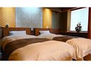 令和5年12月リニューアル客室温泉付和モダンプレミアムルームに変わり飛騨の匠のソファーやベットをご用意
