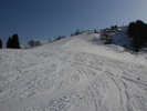 湯沢高原スキー場：舞い上がるパウダースノー、眼下に広がる雄大な冬景色が存分に楽しめます。