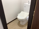 ・【シングルスイート/トイレ】トイレは温水洗浄機能付き。快適にご利用いただけます