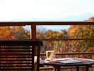 【2Fゲストサロン】紅葉が美しいデッキでお茶をのみながらゆったりと。旅先ならではの贅沢なひとときです。