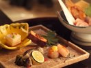 【ご夕食/お料理一例】盛り付けや器選びにもおもてなしの心を込めて。