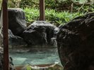 【大浴場/露天風呂】岩造りの露天風呂は野趣溢れる雰囲気です。