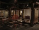 【お食事処「苔庵(たいあん)」】安らぎを感じる灯りと、古木をふんだんに使った和風モダンな空間です。
