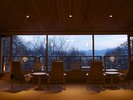 【2Fゲストサロン】季節の景観とともに、思い思いにお寛ぎくださいませ。