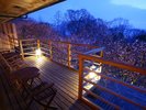 【2Fゲストサロン】夜風が心地良いデッキ。四季折々の景観をお愉しみいただけます。