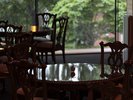 【1Fラウンジ】当館は支笏洞爺国立公園の中にあり、豊かな自然に包まれています。