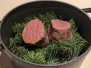 【ご夕食/和牛特別会席膳】お客様の目の前で鍋の蓋を開けた瞬間、芳醇なスモークの香りが広がります。